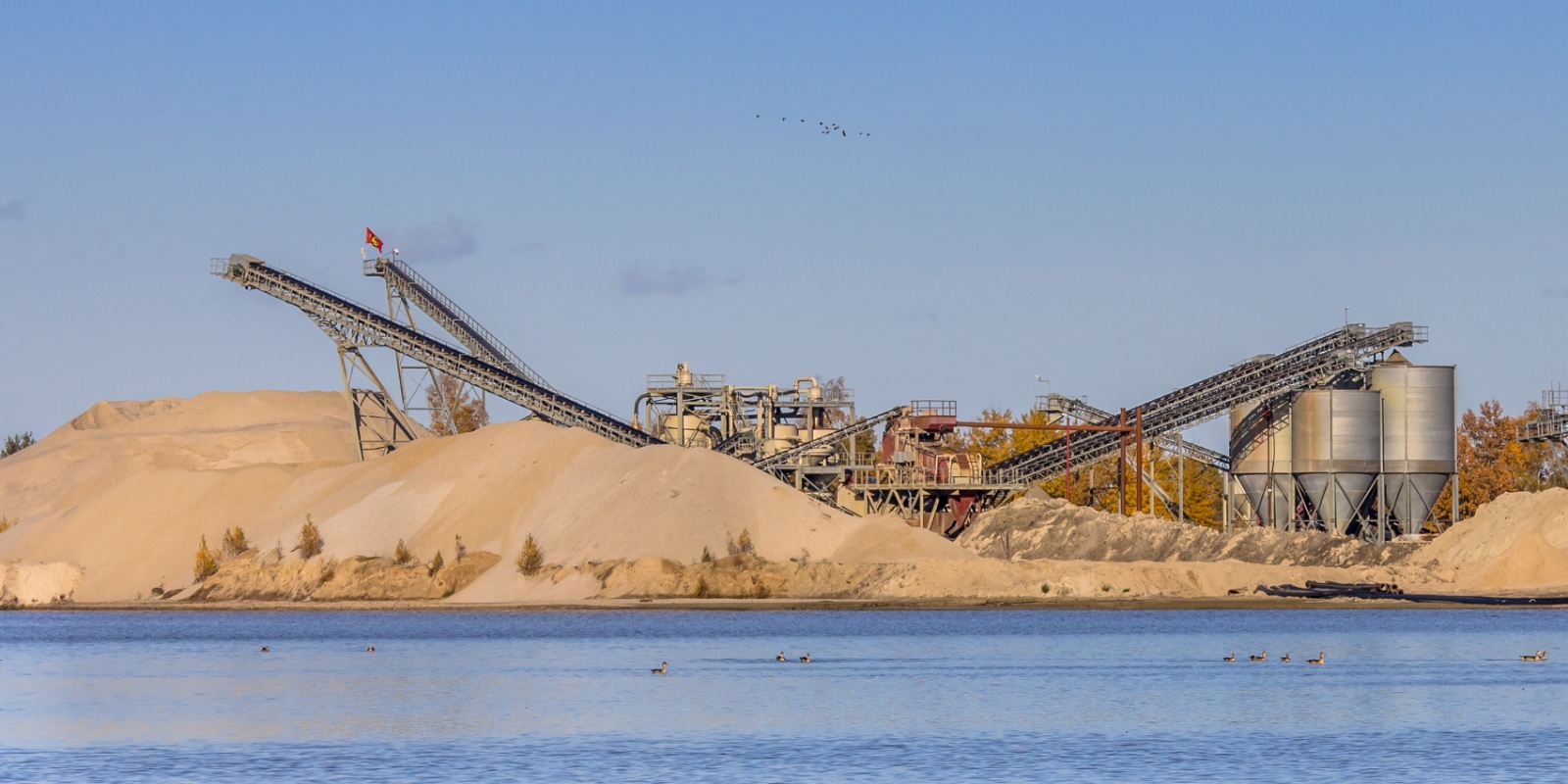 Zand- en grondstoffeninstallatie aan het water